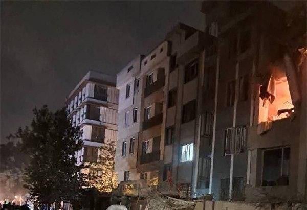 This handout photo released by Iran's Revolutionary Guard Corps (IRGC) official Sepah News Telegram channel on June 13, 2025 reportedly shows a building in Tehran hit in an Israeli strike on the Iranian capital early in the morning. Israeli Prime Minister Benjamin Netanyahu said in a video statement in the early hours of June 13 that Israel carried out strikes on Iran and the military operation against the Islamic republic would 'continue for as many days as it takes'. (Photo by ) / RESTRICTED TO EDITORIAL USE - MANDATORY CREDIT 'AFP PHOTO / SEPAH NEWS ' - NO MARKETING NO ADVERTISING CAMPAIGNS - DISTRIBUTED AS A SERVICE TO CLIENTS
Caption - (crédito: SEPAH NEWS / AFP)