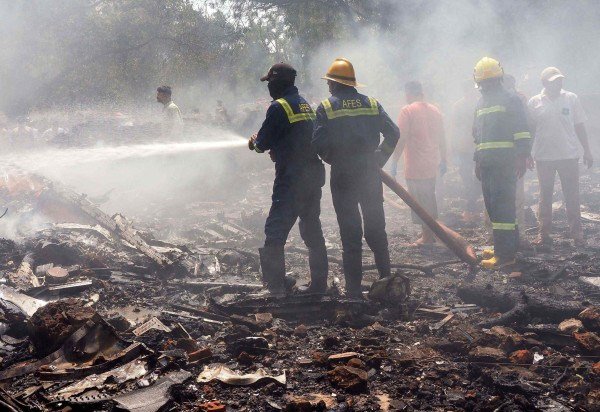 Equipes de resgate trabalham no local onde o voo 171 da Air India caiu em uma área residencial perto do aeroporto de Ahmedabad em 12 de junho de 2025 - (crédito: Sam PANTHAKY/AFP)