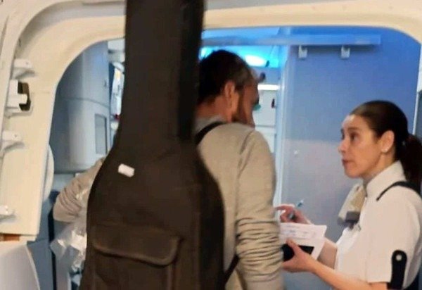 Governo israelense divulgou imagem dos ativistas pouco antes de serem deportados nesta quinta-feira.- Thiago Ãvila embarca em Israel em voo de volta para o Brasil - (crédito: Ministério das Relações Exteriores de Israel)