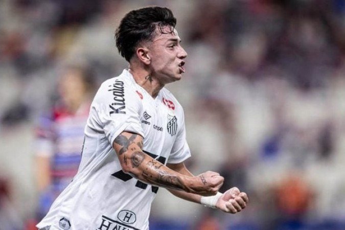 BARREAL - Fez um belo gol aproveitando a assistência de Rollheiser. Poderia ter dobrado sua marcação ainda na etapa inicial, mas hesitou com o pé direito. No segundo tempo desperdiçou boa oportunidade ao adiantar demais a bola. NOTA 7,5. Foto: Raul Baretta/ Santos FC.