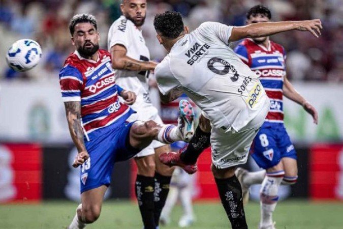 TIQUINHO SOARES - Participou ativamente do segundo gol do Santos, segurando David Luiz na parede antes de servir Guilherme. Não ganhou muitas bolas, porém. NOTA 6,5. Foto: Raul Baretta/ Santos FC.