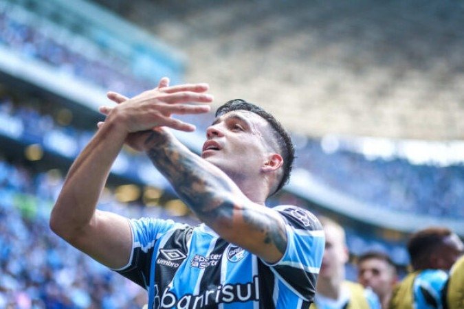 CRISTALDO - Distante do nível apresentado em outros jogos, ficou travado no meio da marcação e teve dificuldade para fazer o time jogar. Sua principal virtude, o passe criativo, pouco apareceu. NOTA 4,0. Lucas Uebel/ Grêmio 