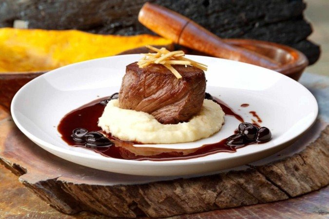 Filé-mignon com purê de batata e molho de vinho tinto (Imagem: rocharibeiro | Shutterstock) - (crédito: EdiCase) Filé-mignon com purê de batata e molho de vinho tinto (Imagem: rocharibeiro | Shutterstock) - (crédito: EdiCase)