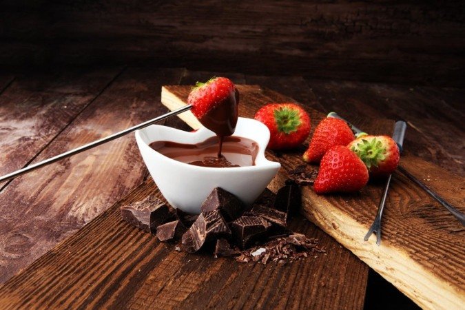 Fondue de chocolate (Imagem: beats1 | Shutterstock) - (crédito: EdiCase) Fondue de chocolate (Imagem: beats1 | Shutterstock) - (crédito: EdiCase)