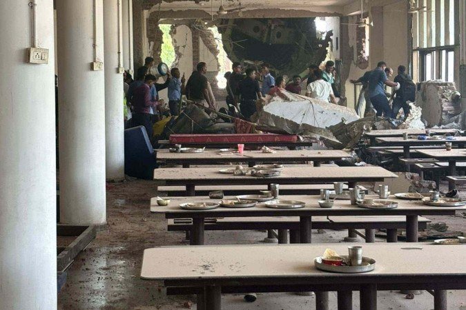 Avião caiu no refeitório da Faculdade de Medicina BJ em Ahmedabad - (crédito: Reprodução/X/@bhandivya) Avião caiu no refeitório da Faculdade de Medicina BJ em Ahmedabad - (crédito: Reprodução/X/@bhandivya)