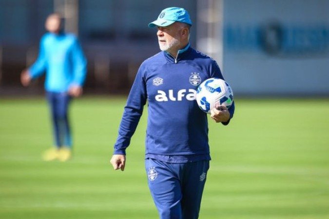 MANO MENEZES -  Mesmo com uma semana livre para treinos, o time apresentou pouco repertório ofensivo no primeiro tempo. As mudanças trouxeram mais energia e pressionaram o adversário, mas faltou organização para transformar o volume em resultado melhor. NOTA 5,0. Foto: Lucas Uebel/ Grêmio