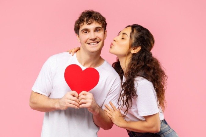 A paixão estimula o sistema nervoso simpático, provocando respostas físicas como a aceleração dos batimentos cardíacos (Imagem: fast-stock | Shutterstock) - (crédito: EdiCase) A paixão estimula o sistema nervoso simpático, provocando respostas físicas como a aceleração dos batimentos cardíacos (Imagem: fast-stock | Shutterstock) - (crédito: EdiCase)