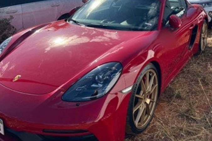 Carro de luxo foi apreendido nesta quinta-feira (12/6) durante operação contra loja que cometeu crimes de estelionato e associação criminosa - (crédito: PCGO) Carro de luxo foi apreendido nesta quinta-feira (12/6) durante operação contra loja que cometeu crimes de estelionato e associação criminosa - (crédito: PCGO)