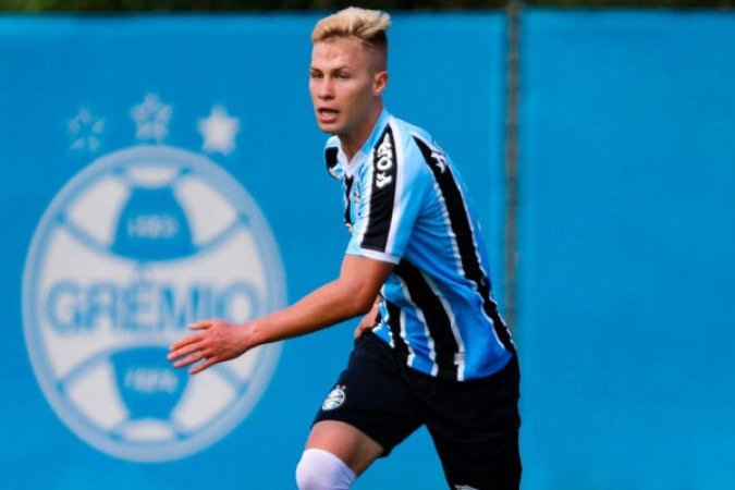 RONALD - Até acertou boa parte dos passes, mas quase sempre optou pelo toque lateral. Faltou ousadia para tentar jogadas mais verticais. NOTA 6,0. Renan Jardim / Grêmio FBPA