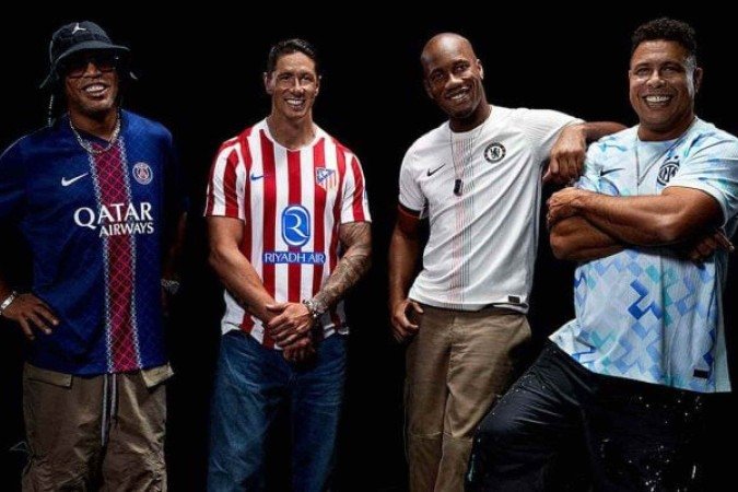 Ronaldinho, Ronaldo, Drogba e Fernando Torres posam com novas camisas de PSG, Inter de Milão, Chelsea e Atlético de Madrid - (crédito: Divulgação) Ronaldinho, Ronaldo, Drogba e Fernando Torres posam com novas camisas de PSG, Inter de Milão, Chelsea e Atlético de Madrid - (crédito: Divulgação)