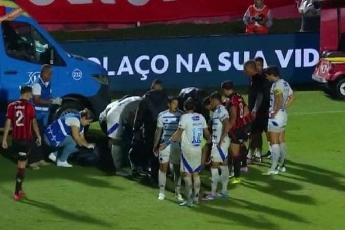 Jamerson, do Vitória, fraturou o tornozelo após sofrer um carrinho violento de Eduardo, do Cruzeiro - (crédito: Foto: Reprodução) Jamerson, do Vitória, fraturou o tornozelo após sofrer um carrinho violento de Eduardo, do Cruzeiro - (crédito: Foto: Reprodução)