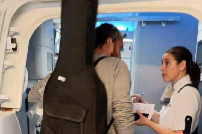 Governo israelense divulgou imagem dos ativistas pouco antes de serem deportados nesta quinta-feira.- Thiago Ãvila embarca em Israel em voo de volta para o Brasil - (crédito: Ministério das Relações Exteriores de Israel) Governo israelense divulgou imagem dos ativistas pouco antes de serem deportados nesta quinta-feira.- Thiago Ãvila embarca em Israel em voo de volta para o Brasil - (crédito: Ministério das Relações Exteriores de Israel)