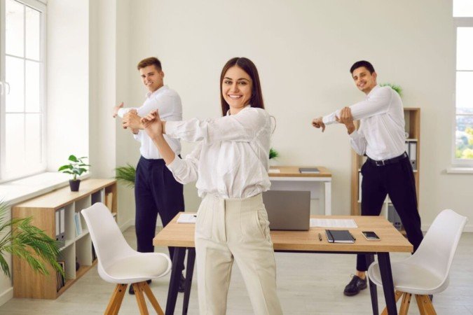 Quem trabalha muito tempo sentado deve fazer pausas com miniexercícios para combater os efeitos do sedentarismo invisível (Imagem: Studio Romantic | Shutterstock) - (crédito: EdiCase) Quem trabalha muito tempo sentado deve fazer pausas com miniexercícios para combater os efeitos do sedentarismo invisível (Imagem: Studio Romantic | Shutterstock) - (crédito: EdiCase)