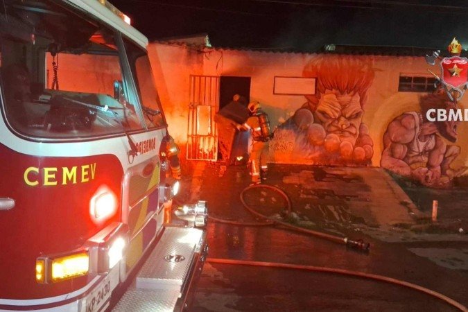 Chamas foram controlados pela equipe do Corpo de Bombeiros durante a madrugada - (crédito: Divulgação CBM/DF) Chamas foram controlados pela equipe do Corpo de Bombeiros durante a madrugada - (crédito: Divulgação CBM/DF)