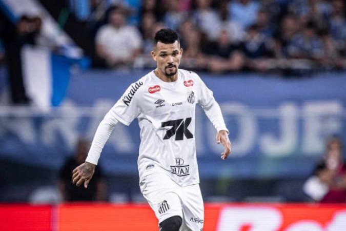 ZÉ IVALDO - Entrou após o intervalo e não foi bem em sua primeira ação importante: cometeu pênalti de mão, recolocando o Fortaleza no jogo. NOTA 5,0. Foto: Raul Baretta/ Santos FC.