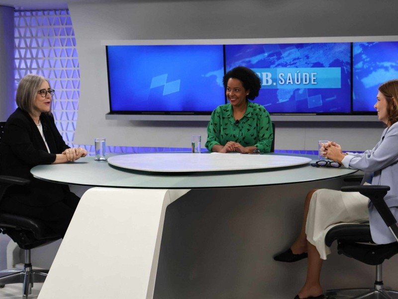 Gastroenterologista Zuleica Bortoli (E) em entrevista às jornalistas Carmen Souza (C) e Sibele Negromonte -  (crédito:   Bruna Gaston CB/DA Press)