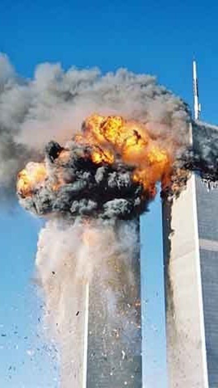 11 de setembro de 2001 - Um dos momentos mais impactantes da história, quando dois aviões se chocaram com as torres do World Trade Center, em um ataque terrorista que matou milhares de pessoas nos Estados Unidos. -  (crédito:  Domínio Público/wikimédia Commons)