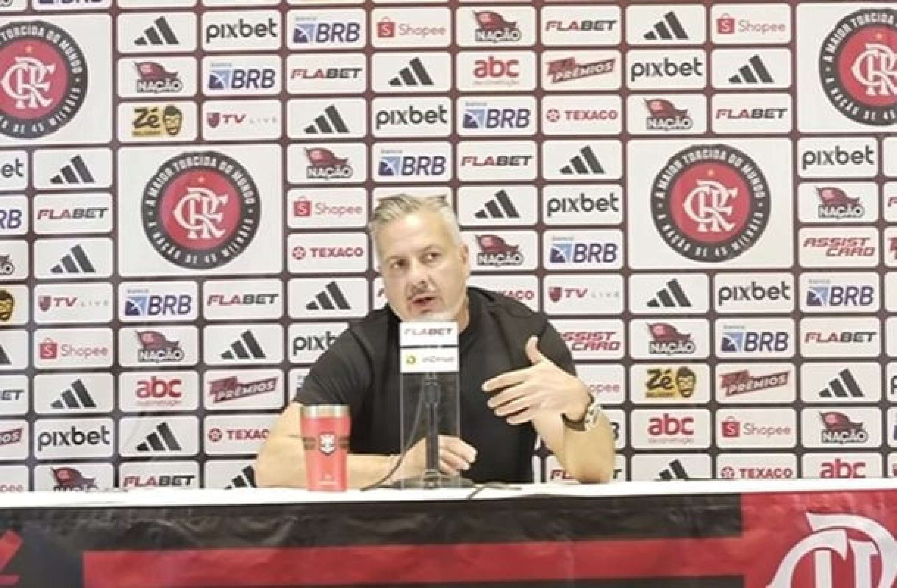 Boto despista sobre possível saída de Gerson do Flamengo