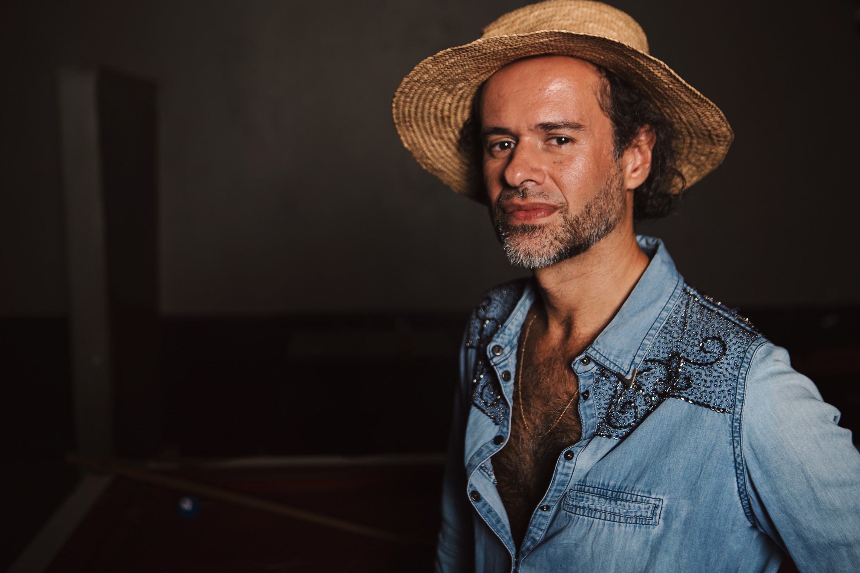 Marcelo Jeneci faz show gratuito no dia dos namorados de Brasília