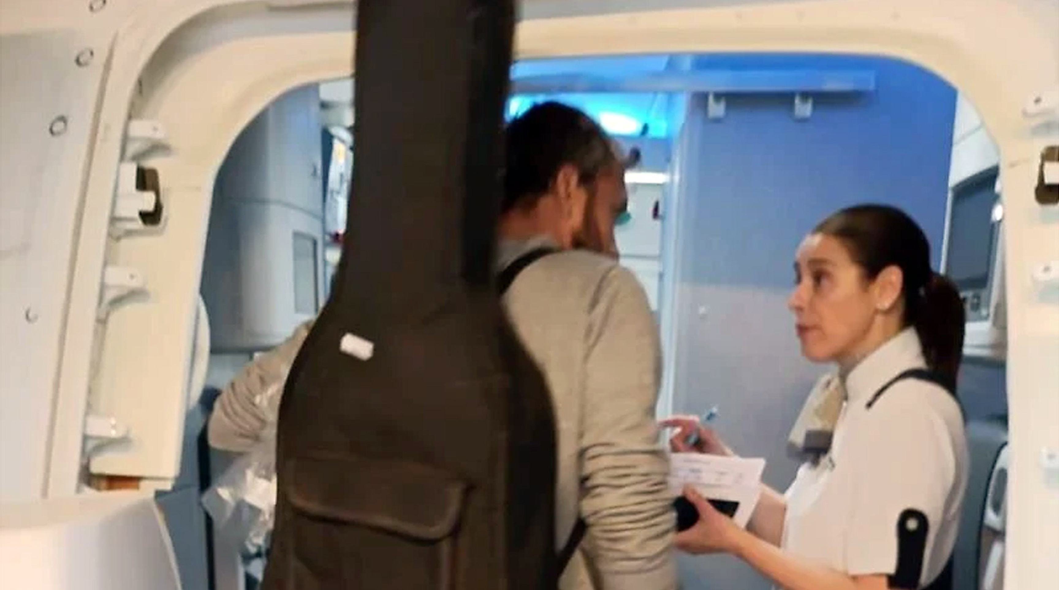  Governo israelense divulgou imagem dos ativistas pouco antes de serem deportados nesta quinta-feira.- Thiago Ãvila embarca em Israel em voo de volta para o Brasil -  (crédito:  Ministério das Relações Exteriores de Israel)