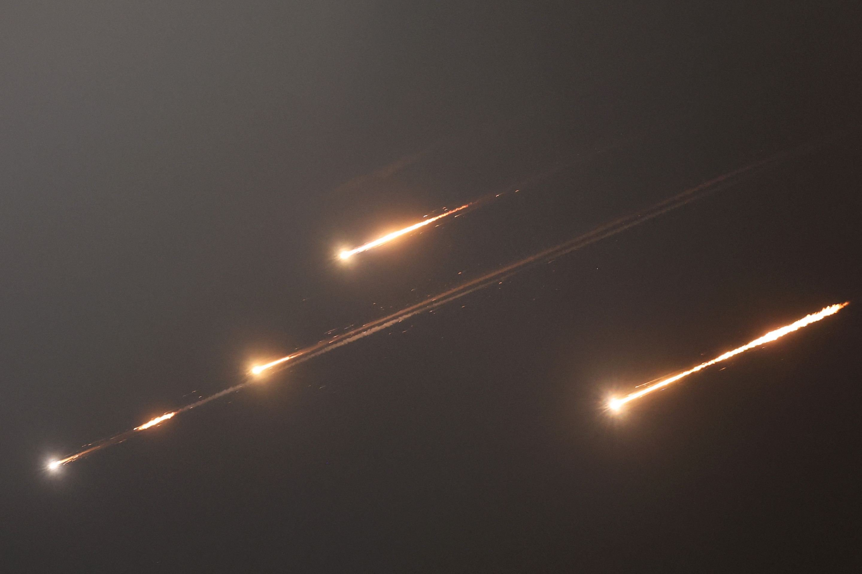 Pelo segundo dia consecutivo, a aviação israelense continuou seus ataques contra vários locais, particularmente sistemas de defesa aérea na região de Teerã e dezenas de lançadores de mísseis