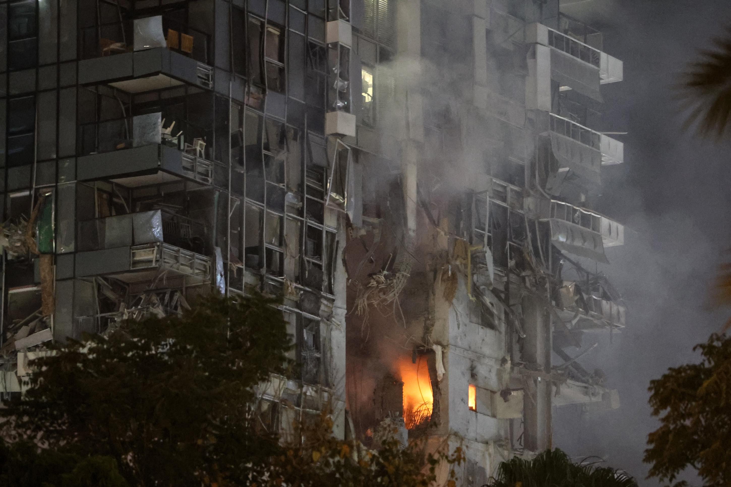 Bombardeio do Irã golpeia Tel Aviv e eleva risco de guerra total