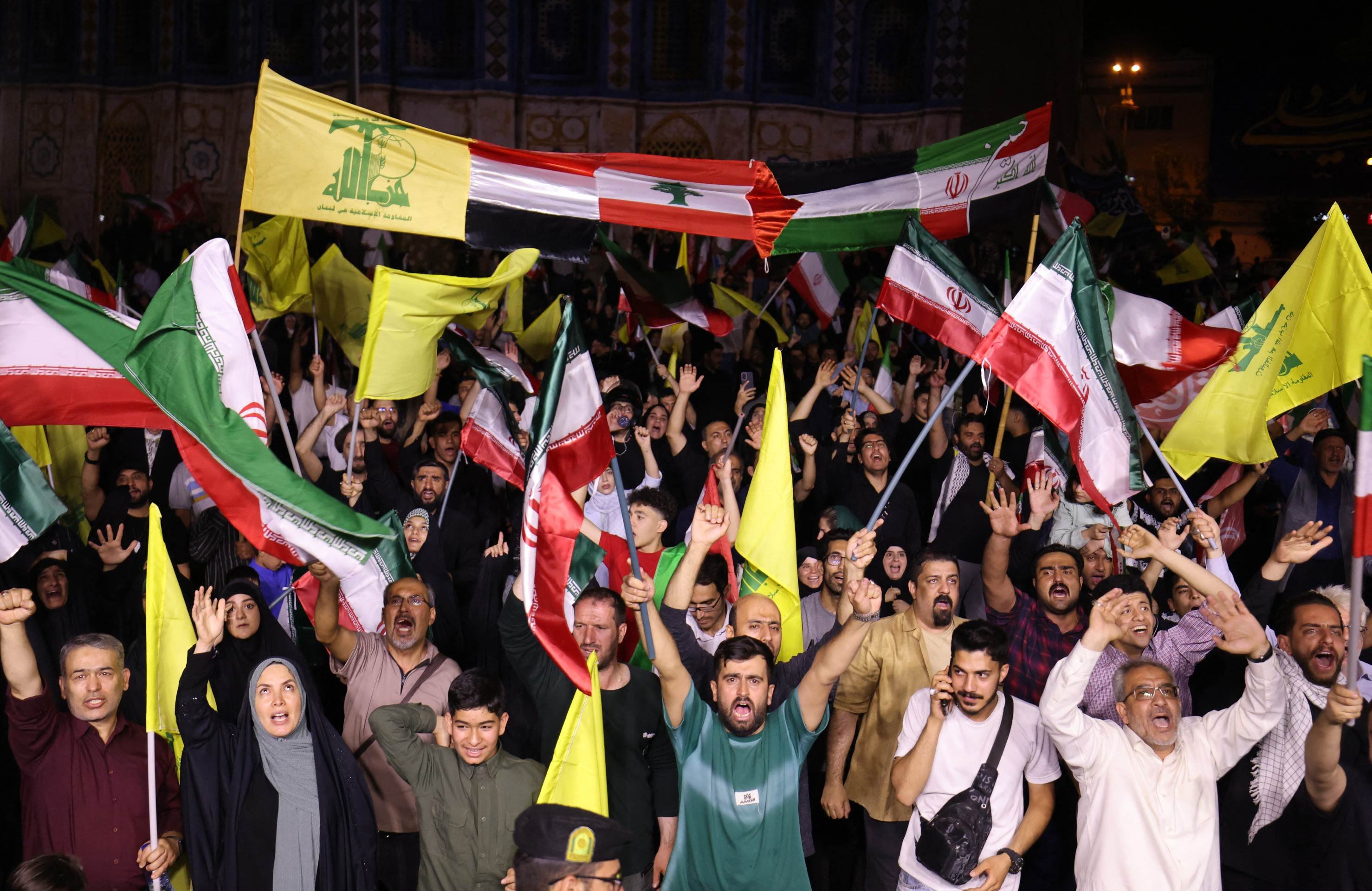 Em Teerã, iranianos exibem bandeiras do país e do Herzbollah ao celebrarem ataque a Tel Aviv Em Teerã, iranianos exibem bandeiras do país e do Herzbollah ao celebrarem ataque a Tel Aviv