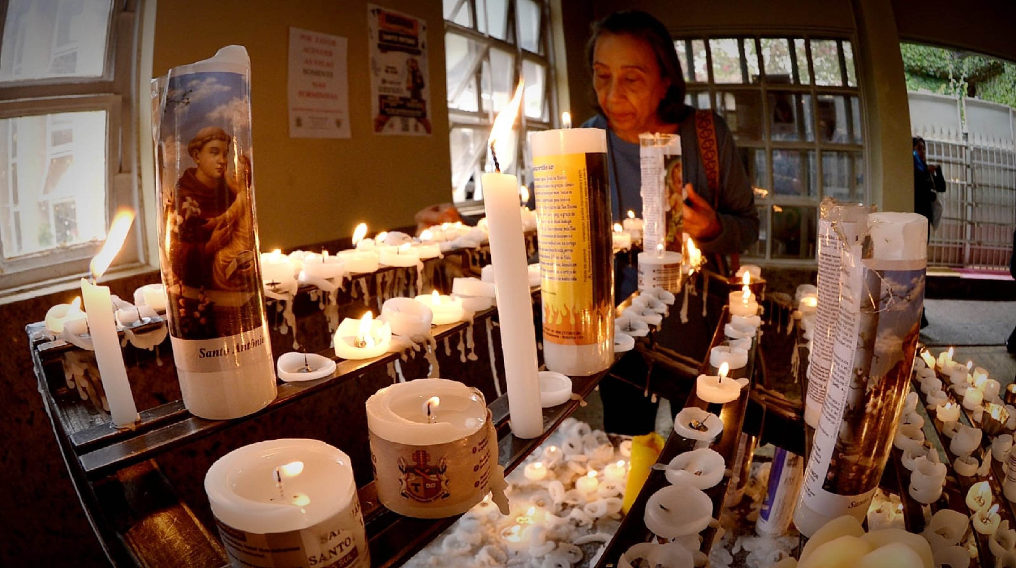 A partir das 6h, as missas ocorrem a cada hora, até as 20h.