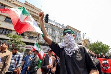Pessoas se reúnem para um protesto contra a onda de ataques de Israel ao Irã no centro de Teerã em 13 de junho de 2025       -  (crédito: ATTA KENARE/AFP)