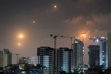  This picture shows rocket trails in the sky above Netanya on June 13, 2025. Air raid sirens sounded in Jerusalem and loud blasts were heard on June 13, AFP journalists reported, as the Israeli military said it had detected a missile launched from Iran. (Photo by JACK GUEZ / AFP)
       -  (crédito:  AFP)