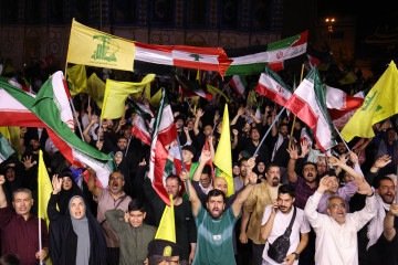 Em Teerã, iranianos exibem bandeiras do país e do Herzbollah ao celebrarem ataque a Tel Aviv 