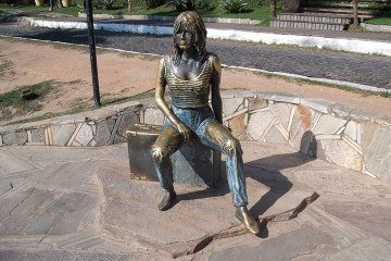 Uma estátua de Brigitte Bardot fica na Orla Bardot, que também tem esse nome em homenagem à francesa, em Búzios, na Região dos Lagos (RJ). A escultura em bronze foi instalada em 1999, para lembrar a visita da atriz à cidade, e se tornou um dos principais pontos turísticos.  -  (crédito: flickr/Cesar Cardoso)