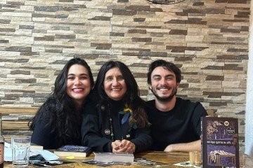 Sonia Zaghetto ao centro com o livro 'Histórias Escritas na Água' -  (crédito: Arquivo)