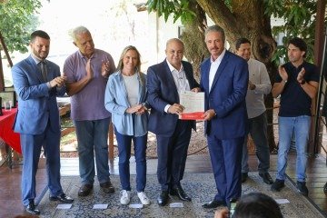 Anúncio da construção das novas pontes foi feito durante a solenidade de entrega da escritura de concessão de direito real de uso do Clube do Golfe -  (crédito: Fotos: Renato Alves/Agência Brasília)