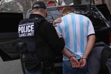 Os protestos em Los Angeles surgiram depois que batidas do ICE (o Serviço de Imigração e Alfândega dos EUA) em diferentes pontos da cidade resultaram na prisão de 118 pessoas -  (crédito: EPA-EFE/Shutterstock)