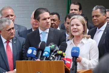 A ministra Gleisi Hoffmann (dir.) prometeu que os valores começariam a ser pagos até o fim da semana; na imagem, Gleisi ao lado do líder do governo na Câmara, José Guimarães (esq.), e do presidente da Casa, Hugo Motta (meio) -  (crédito: Marina Ramos/Câmara)
