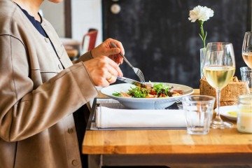 jantar, comer -  (crédito: Louis Hansel/Unsplash)