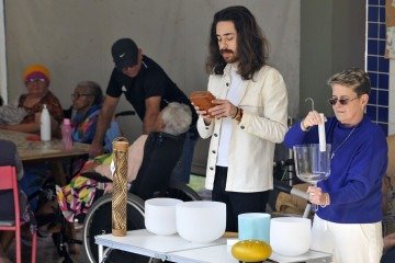 Andrea (D) e Renato (C) são um exemplo de como o tempo pode ser doado e fazer a diferença na vida de pessoas -  (crédito: Minervino Júnior/CB/D.A.Press)