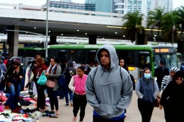 Brasilienses são surpreendidos com manhã fria nesta sexta (13) -  (crédito: Ed Alves/CB/DA Press)
