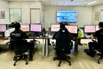Na sala de monitoramento, policiais penais rastreiam os passos dos presidiários que usam tornozeleira por determinação da Justiça -  (crédito: Seape/Divulgação)