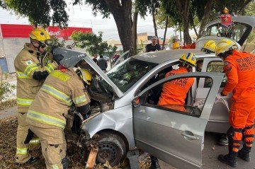 Mulher de 38 anos colide com árvore na região central de Ceilândia. -  (crédito: Divulgação CMBDF)
