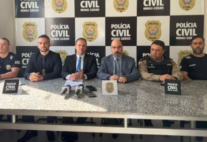 O delegado Bessa (terceiro da esquerda para a direita) e a equipe multipolicial que trabalhou no caso  -  (crédito: PCMG/Divulgação)