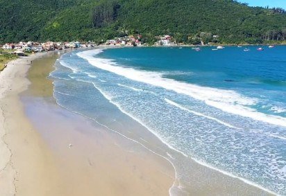 Praia do P&acirc;ntano do Sul, em Florian&oacute;polis, &eacute; uma das mais conhecidas da regi&atilde;o, famosa por sua liga&ccedil;&atilde;o com a pesca e pela natureza bonita ao redor

 -  (crédito: Reprodu&ccedil;&atilde;o/YouTube)