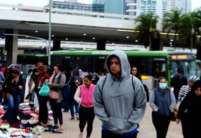 Brasilienses são surpreendidos com manhã fria nesta sexta (13) -  (crédito: Ed Alves/CB/DA Press)
