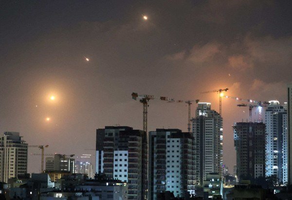 This picture shows rocket trails in the sky above Netanya on June 13, 2025. Air raid sirens sounded in Jerusalem and loud blasts were heard on June 13, AFP journalists reported, as the Israeli military said it had detected a missile launched from Iran. (Photo by JACK GUEZ / AFP)
- (crédito: AFP)