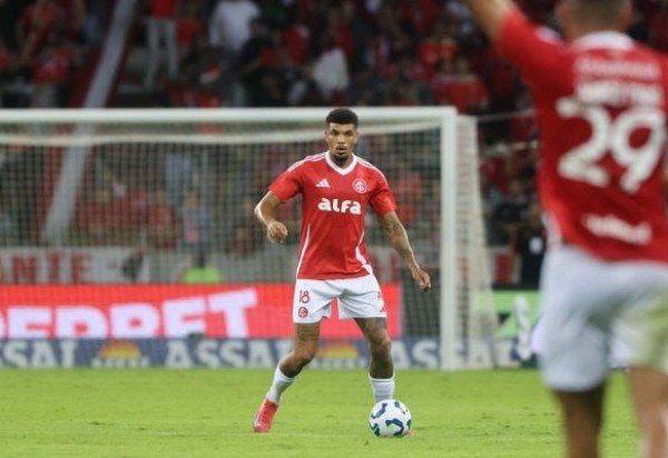 JUNINHO –  Teve uma atuação correta na defesa, principalmente nas antecipações. E quando foi ao ataque, quase marcou. Mas Everson salvou.  NOTA: 6,5. Foto: Ricardo Duarte / Internacional