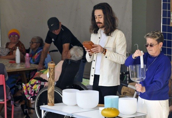 Andrea (D) e Renato (C) são um exemplo de como o tempo pode ser doado e fazer a diferença na vida de pessoas -  (crédito: Minervino Júnior/CB/D.A.Press)