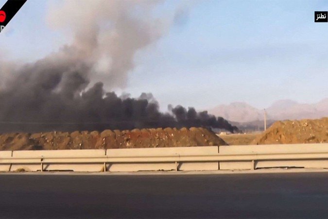 Imagem de vídeo mostra coluna de fumaça saindo da central nuclear de Natanz (centro-norte), após explosões 