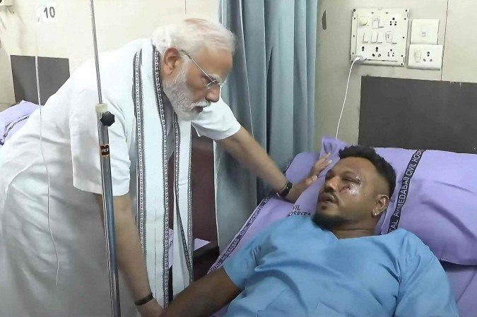 Primeiro-ministro indiano visita Vishwash Kumar Ramesh, único sobrevivente da queda do voo 171 da Air India, em um hospital em Ahmedabad - (crédito: NARENDRA MODI YOUTUBE CHANNEL/AFP) Primeiro-ministro indiano visita Vishwash Kumar Ramesh, único sobrevivente da queda do voo 171 da Air India, em um hospital em Ahmedabad - (crédito: NARENDRA MODI YOUTUBE CHANNEL/AFP)