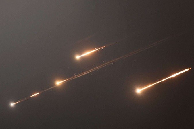 Pelo segundo dia consecutivo, a aviação israelense continuou seus ataques contra vários locais, particularmente sistemas de defesa aérea na região de Teerã e dezenas de lançadores de mísseis - (crédito: AFP) Pelo segundo dia consecutivo, a aviação israelense continuou seus ataques contra vários locais, particularmente sistemas de defesa aérea na região de Teerã e dezenas de lançadores de mísseis - (crédito: AFP)